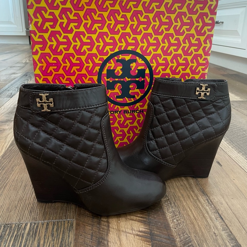 Tory Burch Quilted Leather Leila Wedge bootie boots Wm 7